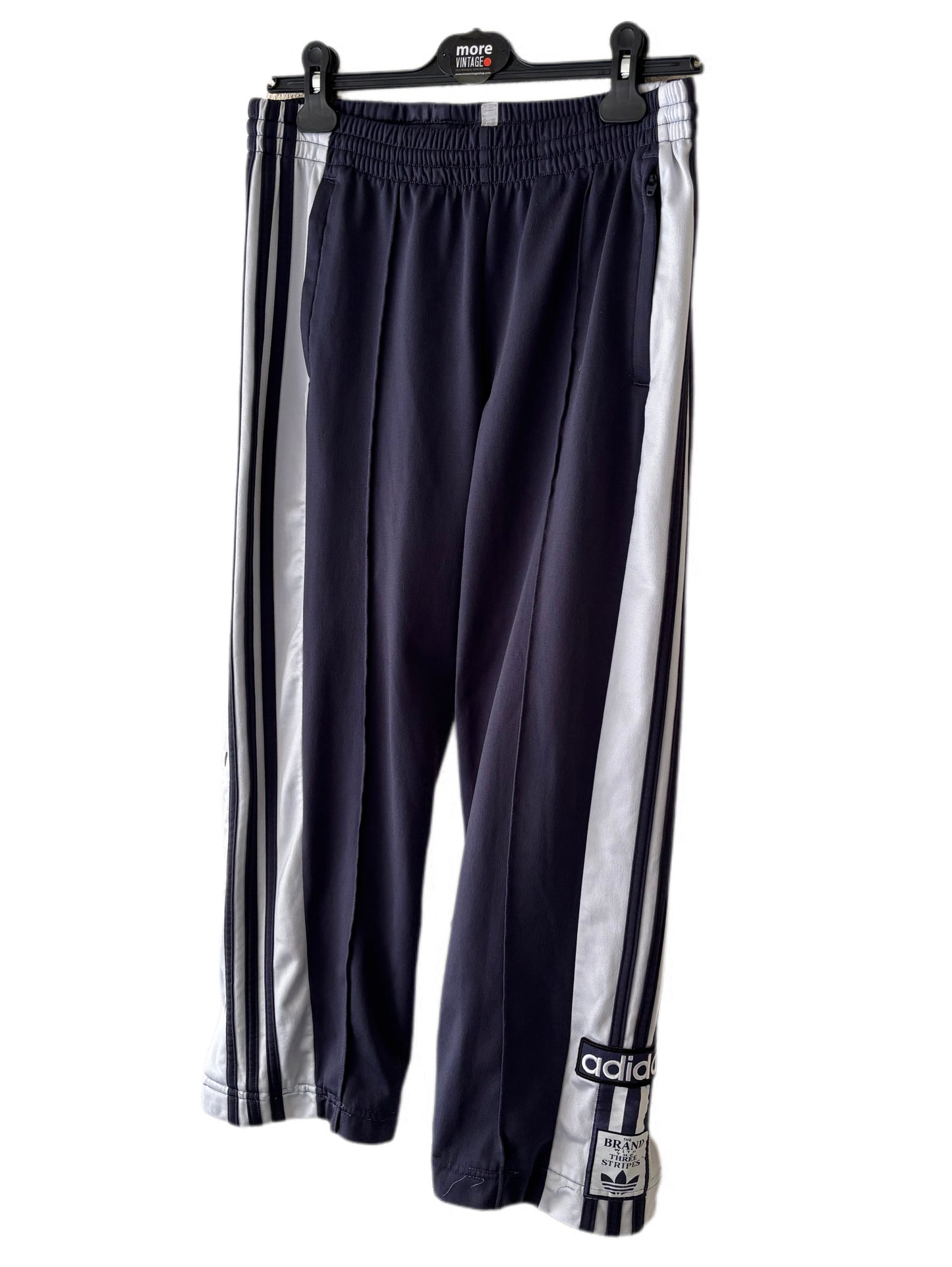 Pantalón Adidas Retro Grey “The Brand Whit The Three Stripes”