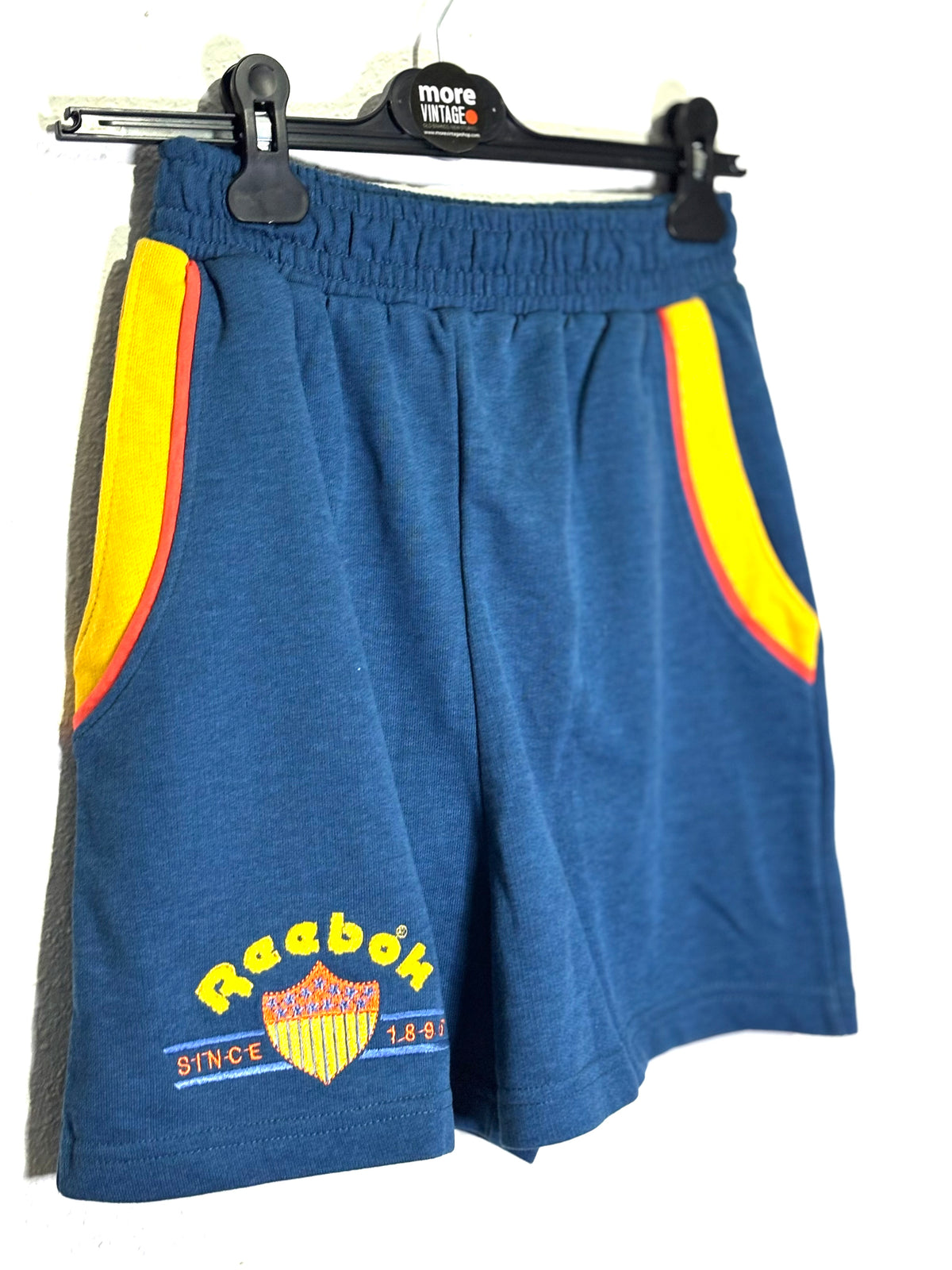 Pantalón Corto Reebok “Since 1895” (prenda sin usar con etiqueta)
