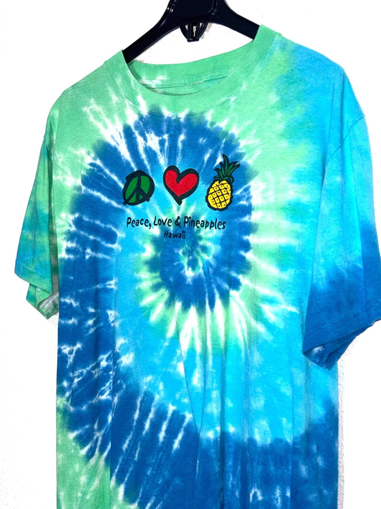 Camiseta Vintage Tie Dye Peace, Love & Pineaple
