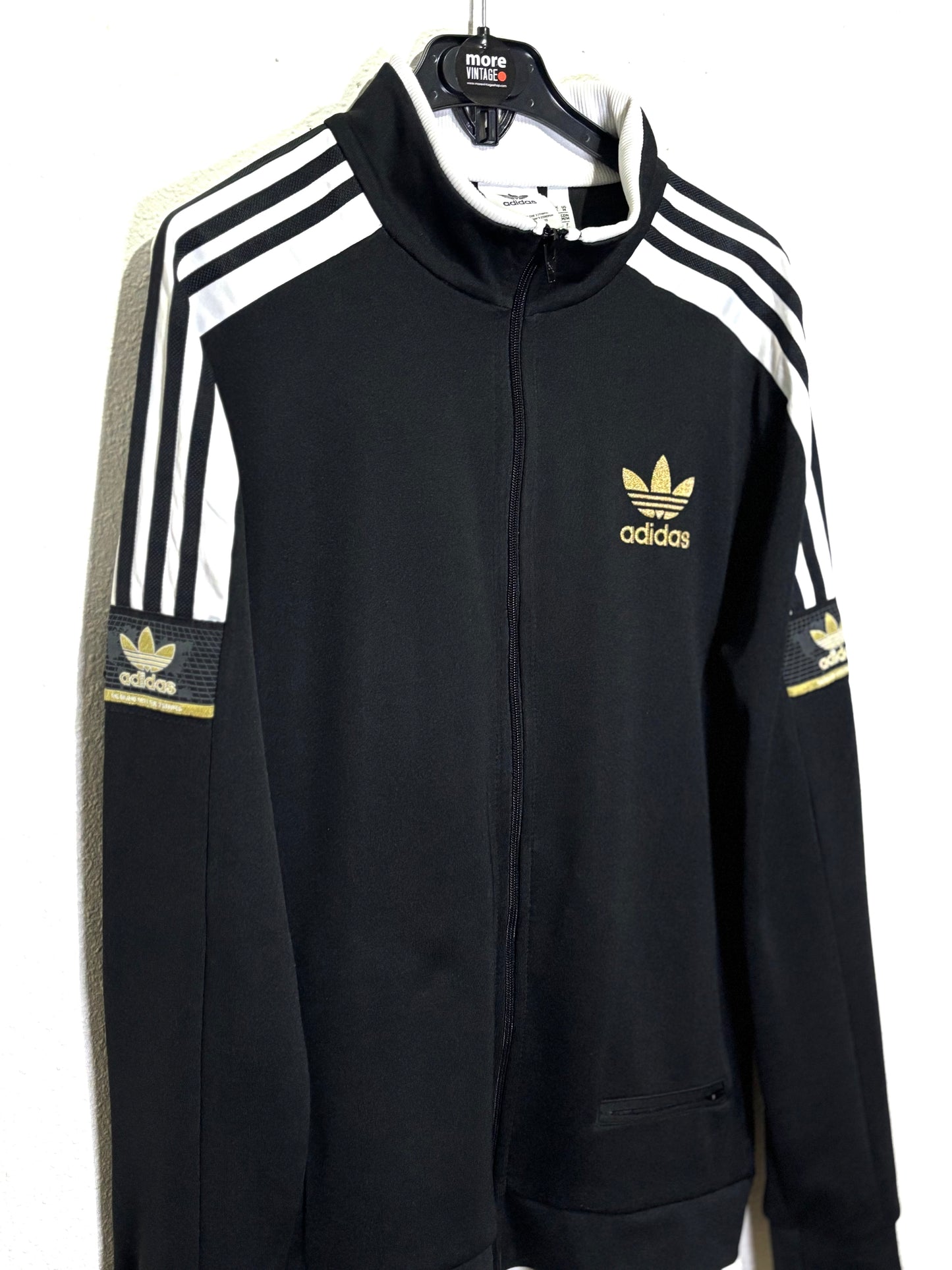 Chaqueta Adidas Originals Black “The Brand Whith The 3 Stripes”