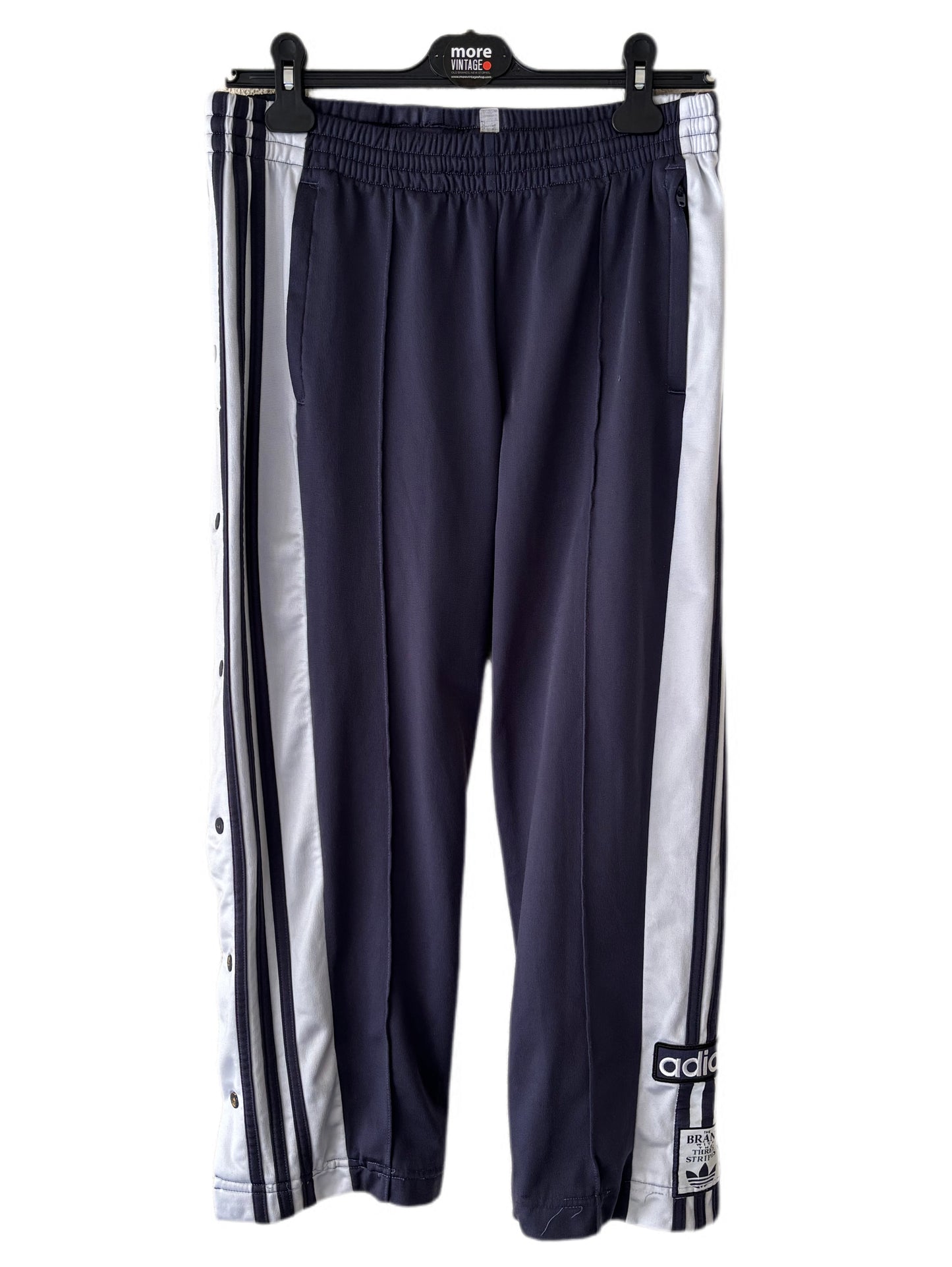 Pantalón Adidas Retro Grey “The Brand Whit The Three Stripes”