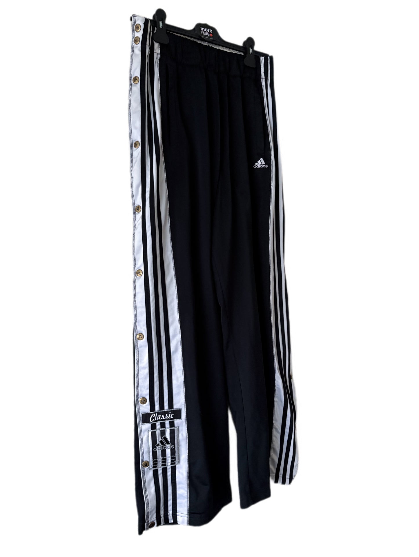 Pantalón Adidas Classic “The brand with the three stripes”