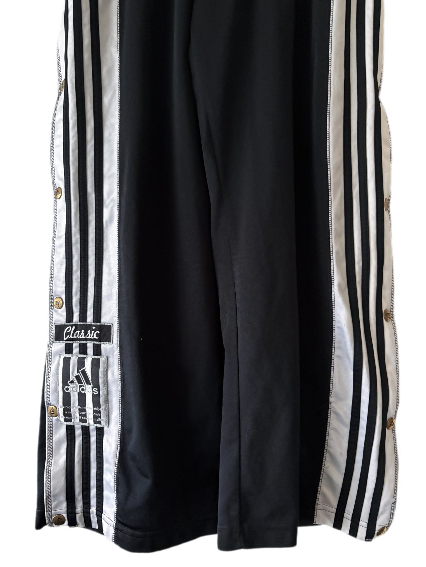 Pantalón Adidas Classic “The brand with the three stripes”