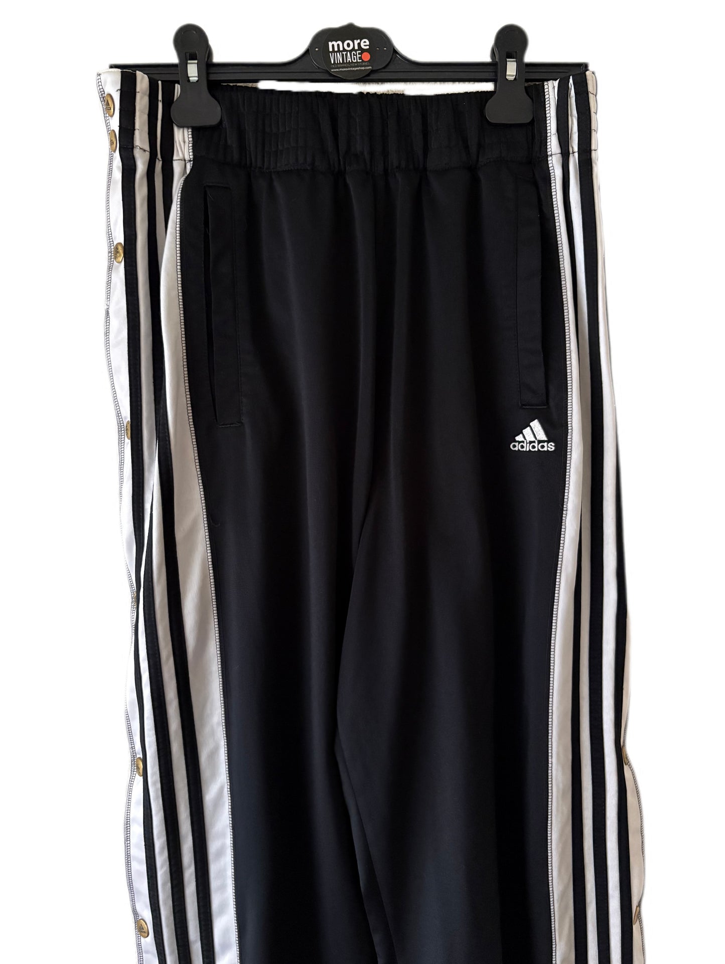 Pantalón Adidas Classic “The brand with the three stripes”