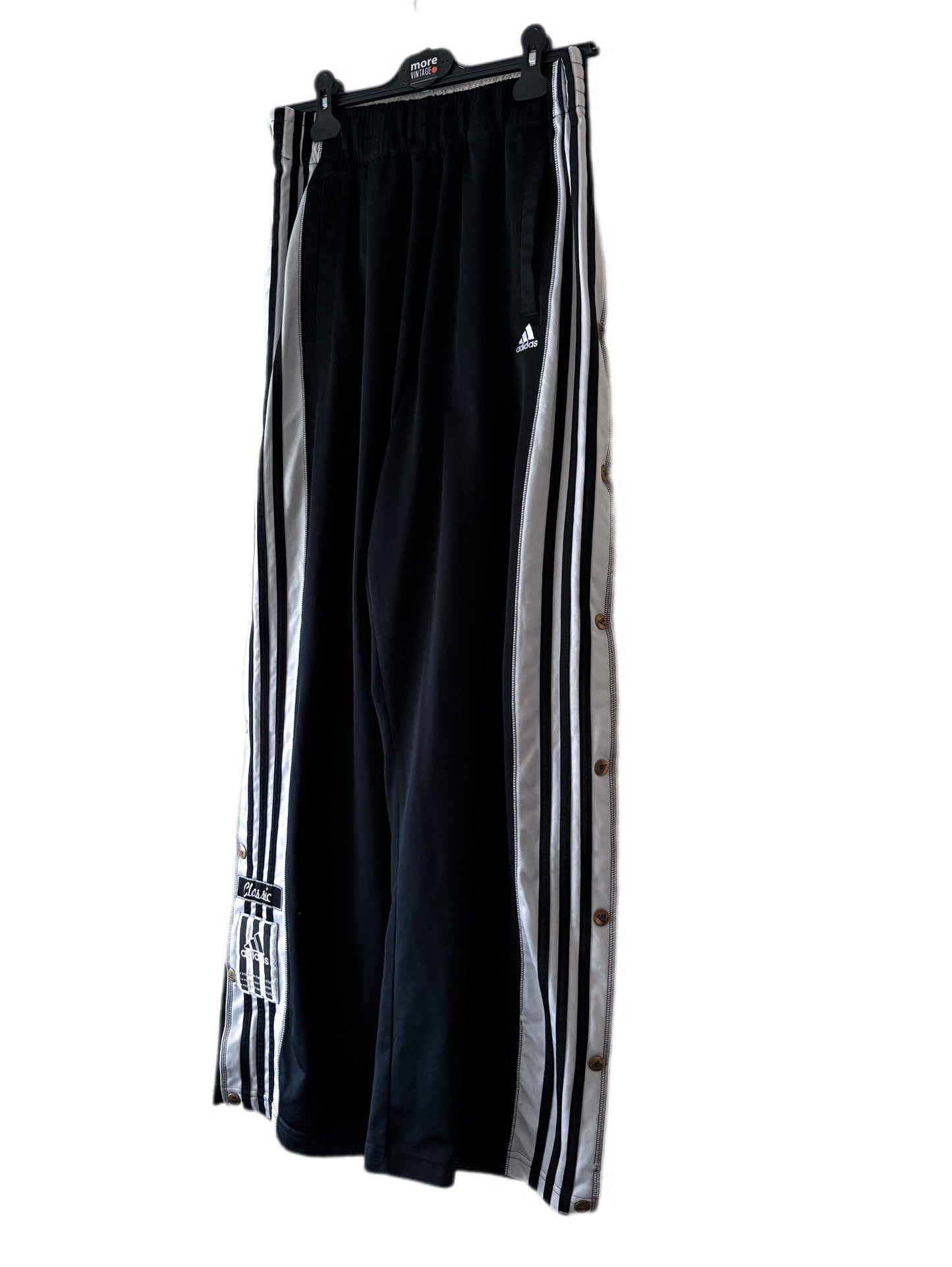 Pantalón Adidas Classic “The brand with the three stripes”