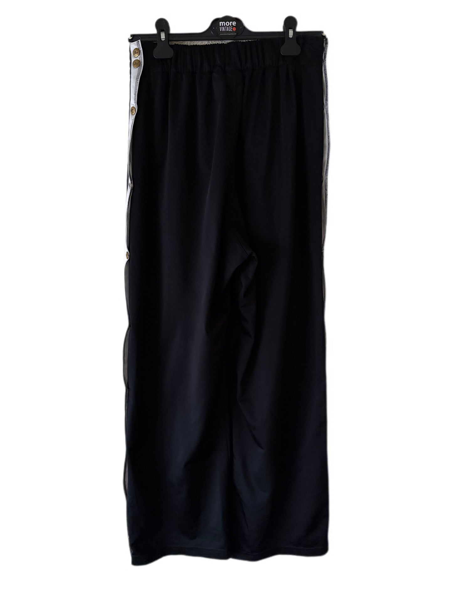 Pantalón Adidas Classic “The brand with the three stripes”