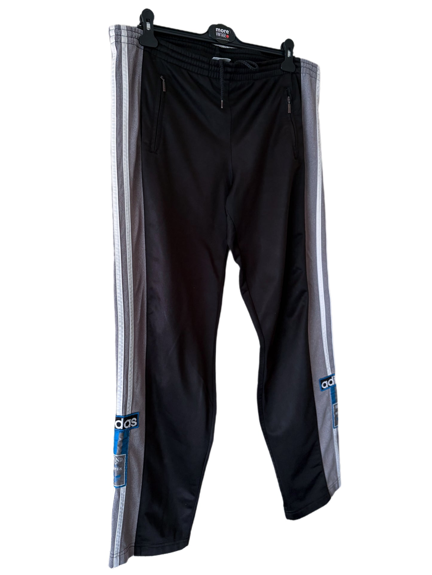 Pantalón Adidas Originals “Brand Of The Three Stripes” Retro Black/Grey