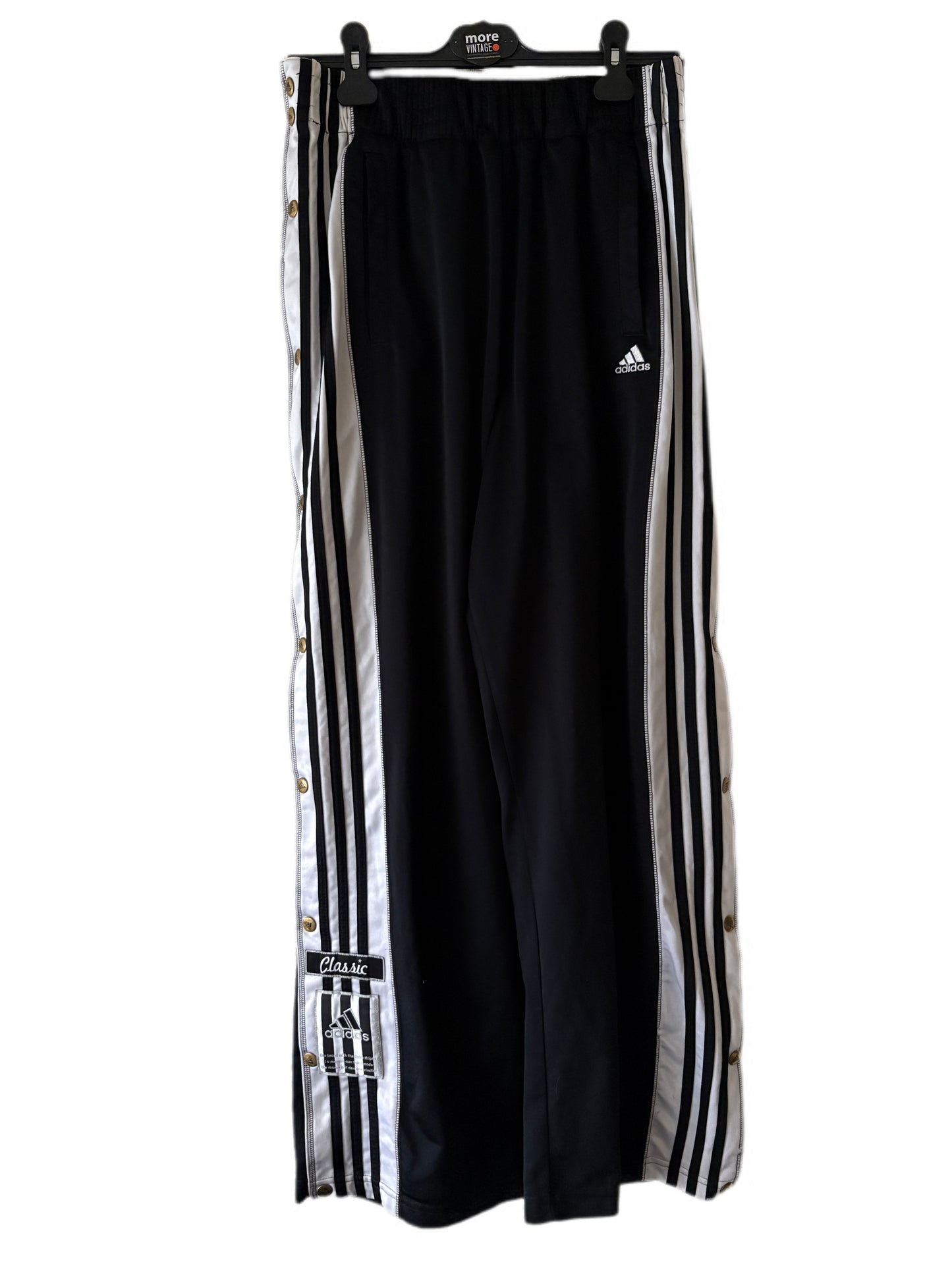 Pantalón Adidas Classic “The brand with the three stripes”