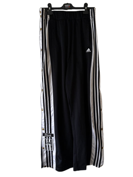 Pantalón Adidas Classic “The brand with the three stripes”