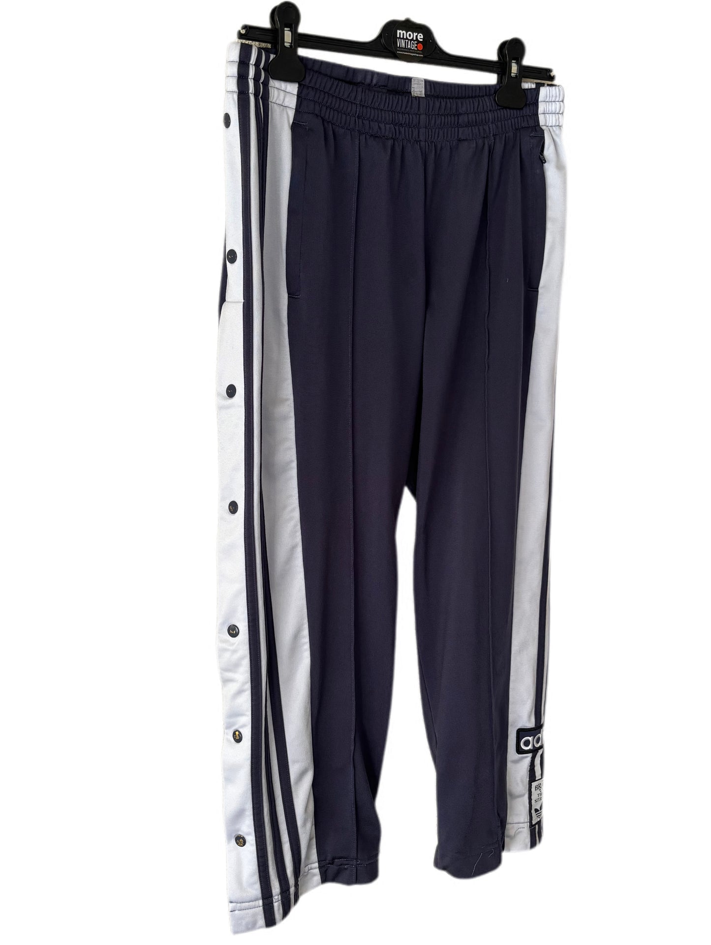 Pantalón Adidas Retro Grey “The Brand Whit The Three Stripes”